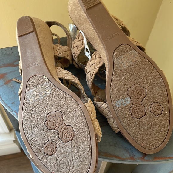 Carlos Santana Brand New Tan Suede Sandals size 7 - Picture 4 of 5